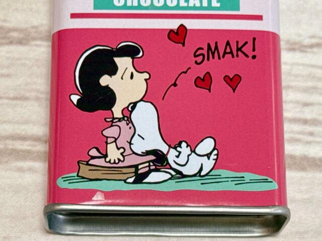 前面には、ルーシーにキスをするスヌーピーのイラストプリント入り！