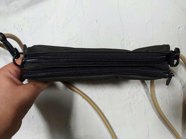 2層式のコンパクトなショルダーバッグ