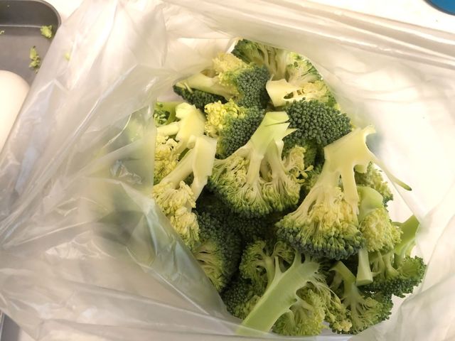 【ブロッコリーサラダ】ブロッコリーを適度に切り分けてアイラップに入れる