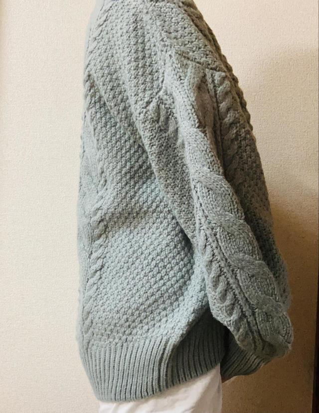 【GU　ケーブルコクーンカーディガン（長袖）】腕の部分がバルーンになっていてカバーできる