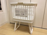【カインズ 高さが変えられる腰らくバスケット ホワイト】脚つきで屈まなくても洗濯物を干せる