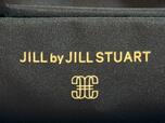 フロント上部にゴールドカラーの「JILL by JILL STUART」ロゴプリント入り
