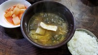 『ソムンナンチプ』のスープ、ごはん、大根キムチ