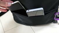 【Honeys 多収納スクエアリュック】表面の深型ポケットにはスマホ2台とイヤホンが入り、もう1台分くらい余裕がありました◎     