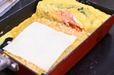 【もち麦卵焼き】さらに残りの卵液を入れたら、スライスチーズをのせて折りたたむ