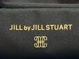 フロント上部にゴールドカラーの「JILL by JILL STUART」ロゴプリント入り