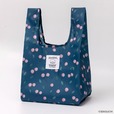 【モンチッチ×kippis】『モンチッチ×kippis ぬいぐるみチャーム付きエコバッグ』/幅広のマチで、お弁当や平たいトレイの食品もラクに入ります
