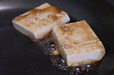 【豆腐どーん！】豆腐が両面焼けたら調味料を絡めます