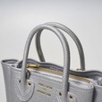 【『YOUNG&OLSEN The DRYGOODS STORE 2WAY SHOULDER BAG BOOK SILVER』（宝島社）】丸ハンドルでハンドバッグとしても利用できます