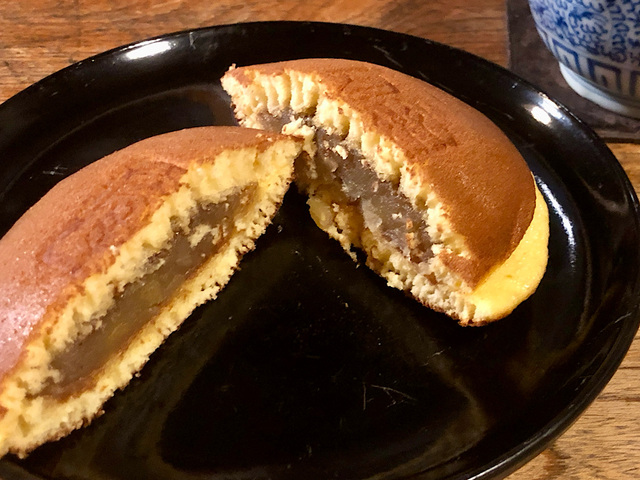 【シャトレーゼ　どらやき・カステラ（五三焼製法）詰め合わせ10個入り】細かい栗がコロコロ入っていて食べ応えも抜群