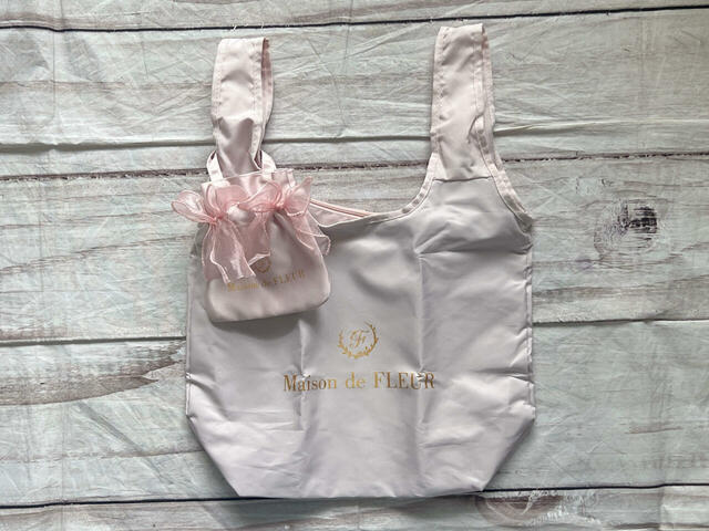 ショッピングバッグの持ち手にミニミニトートを通すとかわいい!