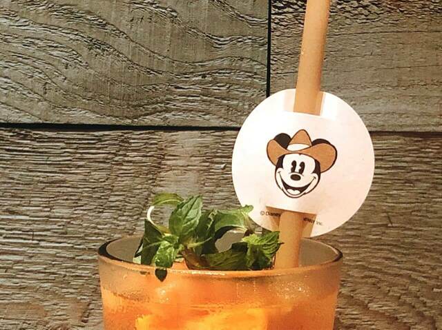 ストローにはミッキーのフェイスタグ