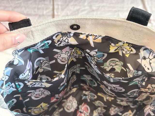 内側の正面側には、区切りポケットが2つ付いています