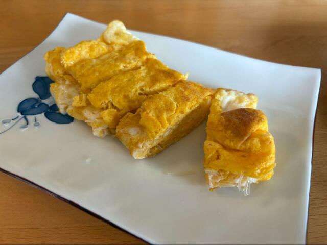 【ロピア 台湾風もり盛りあさりビーフン】断面からビーフンがのぞく卵焼きが完成！