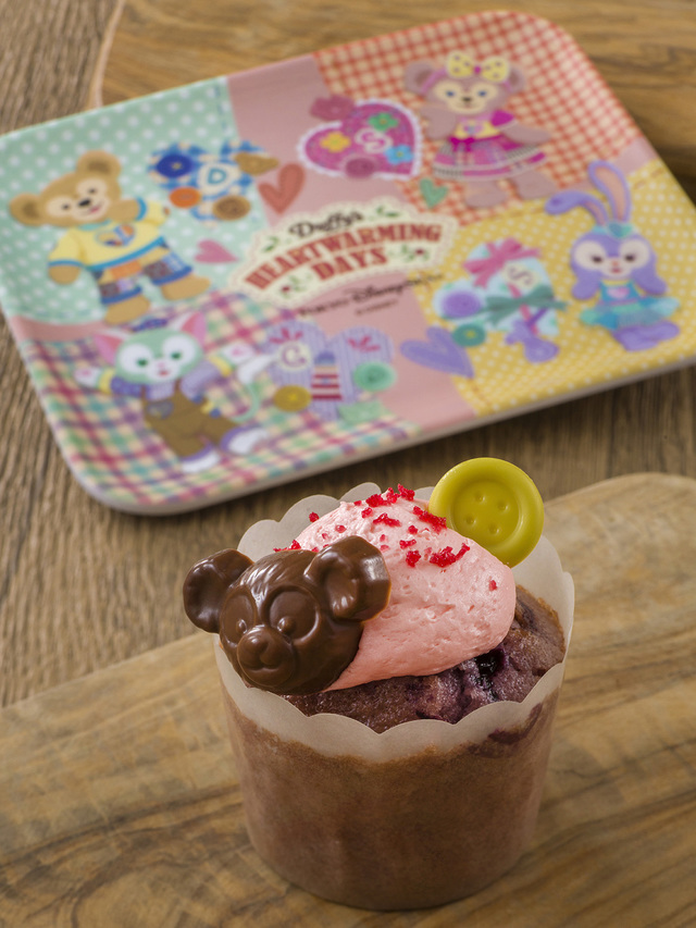 ブルーベリーマフィン、スーベニアプレート付き 880円｜ケープコッド・クックオフ｜東京ディズニーシー「ダッフィーのハートウォーミング・デイズ」スペシャルメニュー