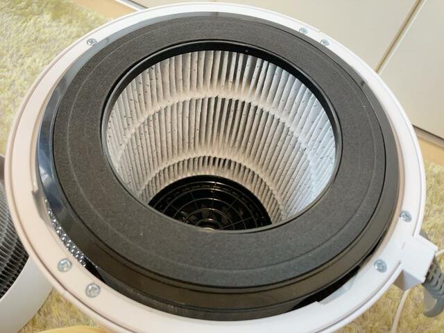 【アイリスオーヤマ 加湿空気清浄機】底の蓋を開けるとフィルターが登場