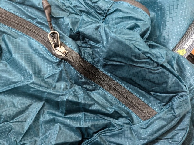 【4Monster アウトドアバックパック 折りたたみ リュック】生地は30D防水ナイロン素材。ファスナーまで防水仕様で雨の日も安心!