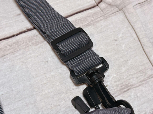 ショルダーストラップはアジャスターで長さ調節が可能