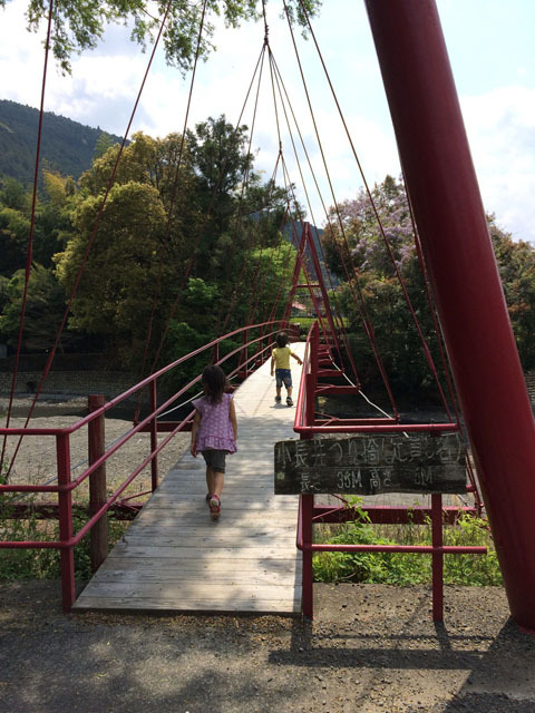 すぐ脇には吊り橋がある。下の河原にも降りられて、水遊びもできる