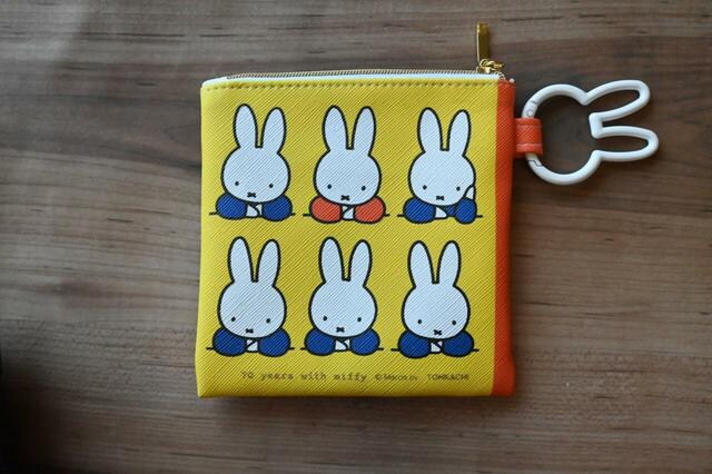 【誕生70周年記念 ミッフィー展／ミニ絵本ポーチ（てがみ）￥2,200】裏側もちゃんと『うさこちゃん がっこうへいく』の裏表紙と同じイラストになっています