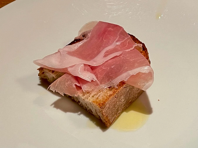 【モアザン タパス ラウンジ】山口さんが作ってくれた、生ハムONカンパーニュ