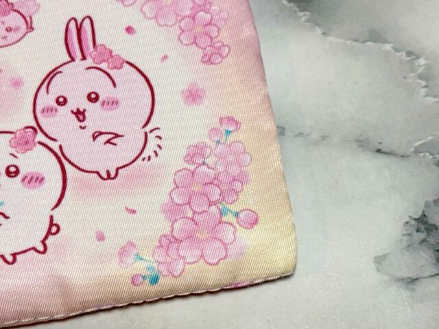 淡いイエローからピンクへと変わるグラデーションカラーが、華やかで大人かわいい印象。周囲には、まるでフレームのように桜のお花がプリントされているのもポイント！