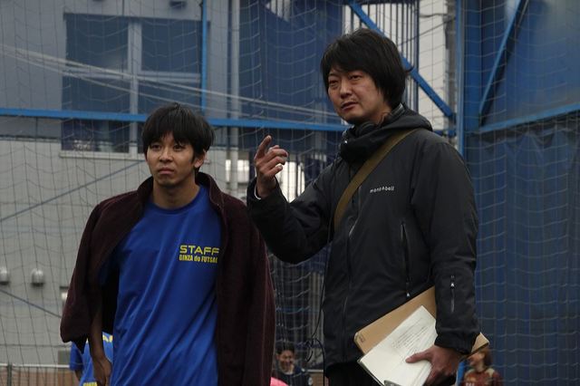 撮影現場での仲野太賀と佐藤快磨監督