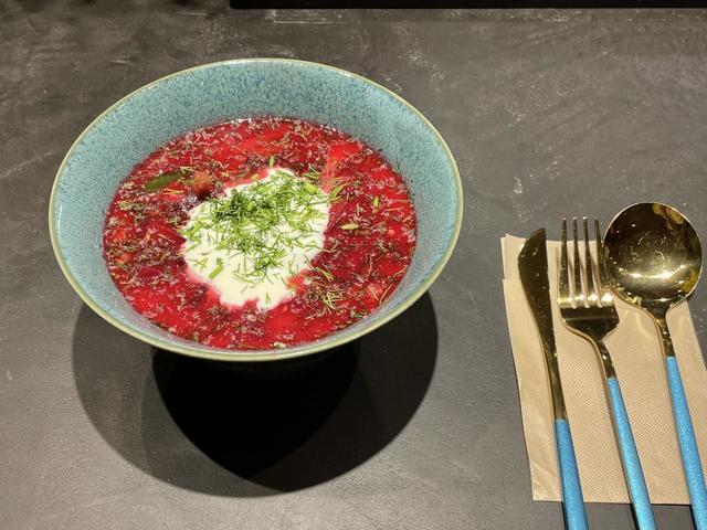 【吉祥寺『Babusya REY（バブーシャ・レイ）』】冷たいボルシチ「スヴェコルニク」。具沢山で量も多く、シェアも可能だ。涼しくなる頃まで提供する予定