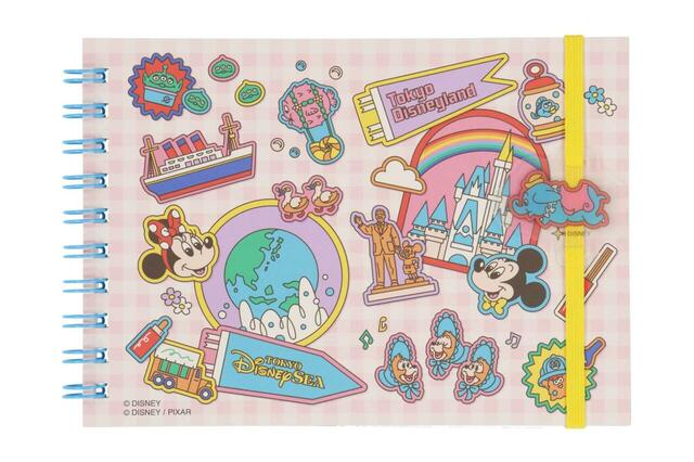 シール帳 1,500円｜東京ディズニーリゾート パークモチーフグッズ｜販売店舗：東京ディズニーランド「グランドエンポーリアム」、東京ディズニーシー「イル・ポスティーノ・ステーショナリー」｜発売日：2025年12月11日（木）