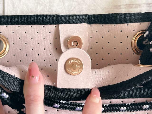 口には合成皮革のパーツについたマグネットスナップがついているため、安心して持てます