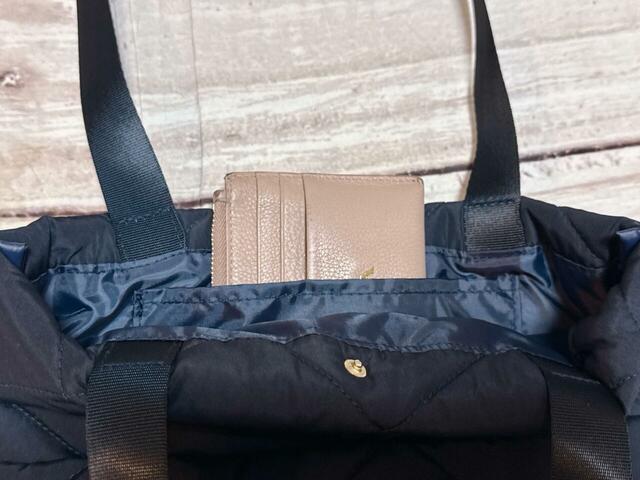 内側のポケットにはフラグメントケースを収納