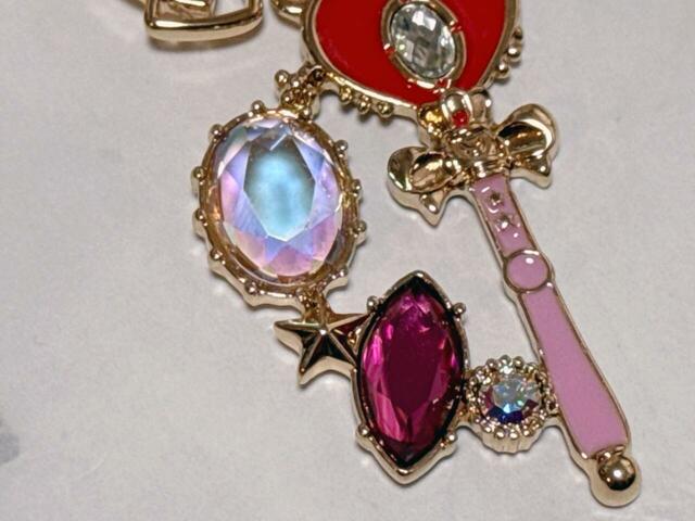 サイドには豪華なビジュー付き。このビジューが大人かわいさと高級感を演出してくれています！