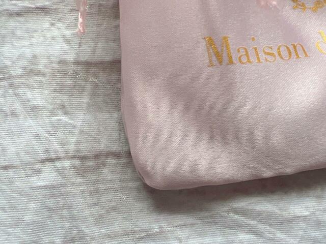 上品な光沢感のあるサテン調の生地