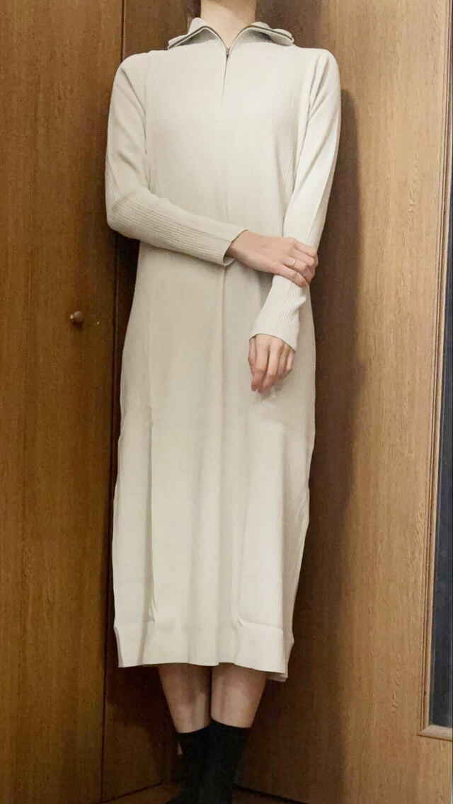 【UNIQLO ハーフジップニットワンピース】ぴったりした生地感ですが窮屈感はなし。身体のラインを出したくない方はワンサイズ上がおすすめです