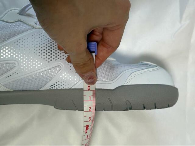 【ワークマン BMZアシトレウォーキング】厚さは約2cm。ソールはどちらかというと硬めですが、地面の感触を掴みやすく歩きやすい印象です◎