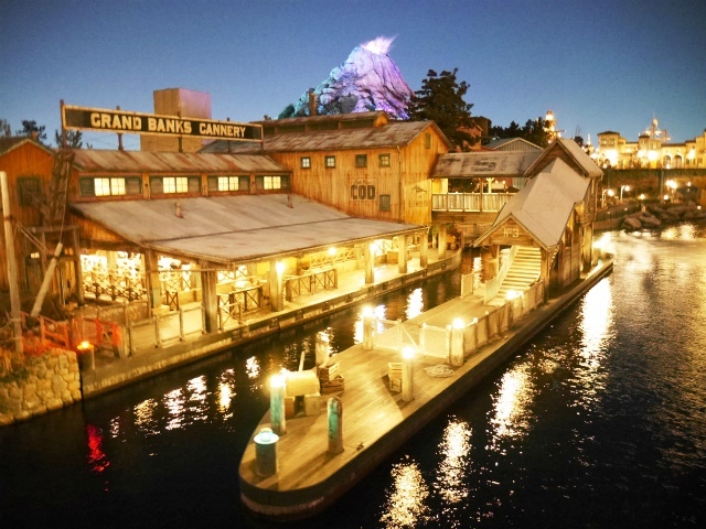 スチーマーラインの発着場は鱈の缶詰工場。©Disney