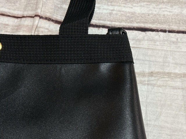 持ち手とバッグ上部にはポリエステル素材のテープが使われており、レザー調素材との異素材ミックスになっています