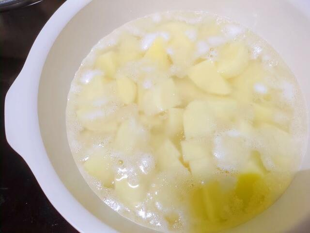 【アイリスオーヤマ お皿になるフライパン6点セット】じゃがいもを鍋で茹でて、ポテトサラダを作ります