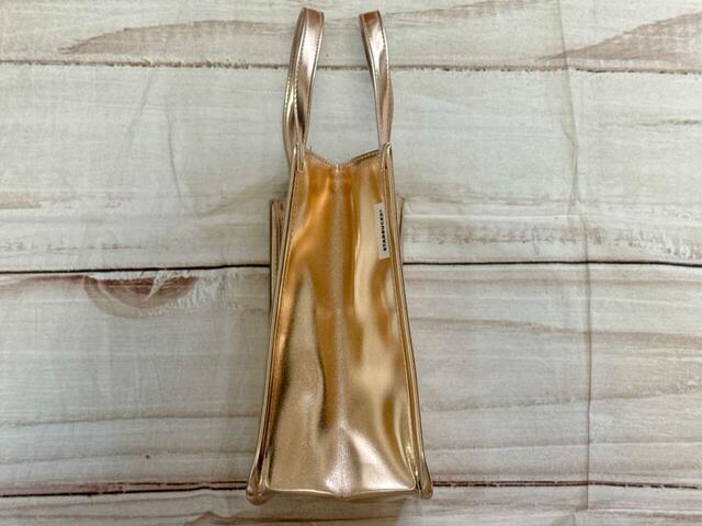 サイドには「STARBUCKS」のロゴタグ付き