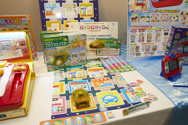 カードでピピッとはじめてのプログラミングカー　撮影：富田恭透