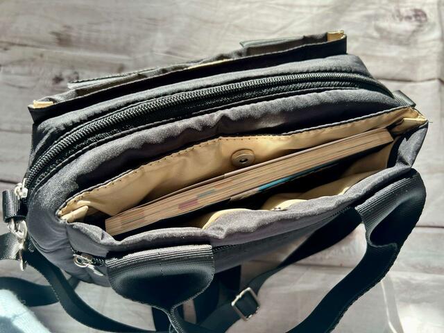 バック側のスペースにはガイドブックを入れるのがおすすめ