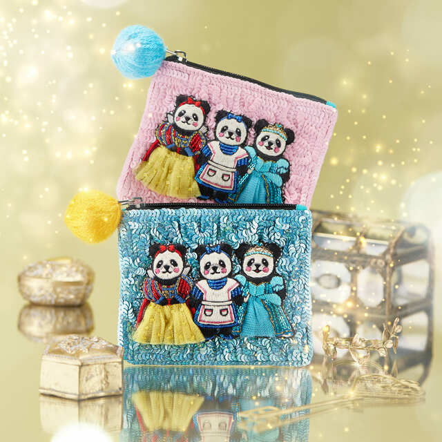 【青山デカーボ「お姫様パンダ缶」】阪急うめだ本店限定「3人のお姫様パンダの刺繍ポーチ」9,900円（税込み）