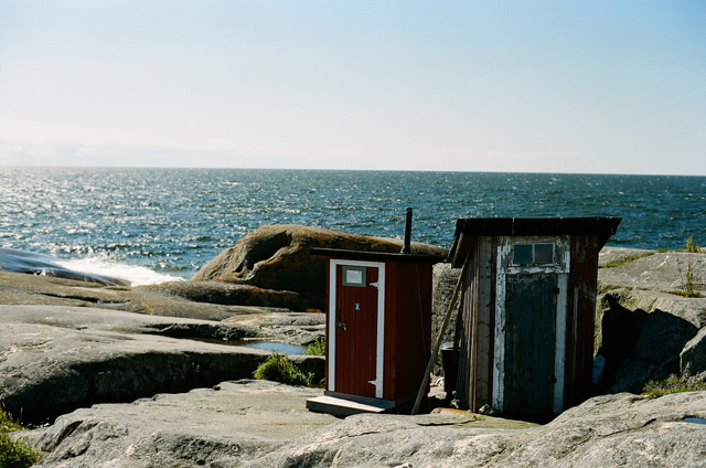 CAMERA:Nikon new fm2 / 深い海の色と、深い赤の色の対比がたまりません。（でもきっとこれはトイレ…） 