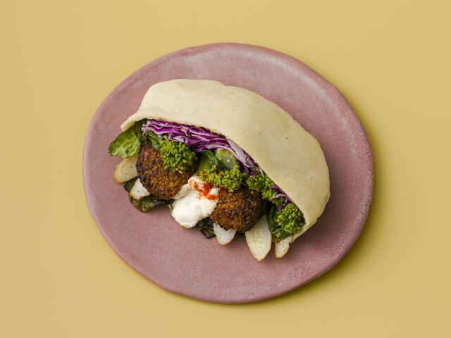 春野菜のファラフェルサンド　1個　562円（テイクアウト）、572円（イートイン）／THE STANDARD BAKERS TOKYO（グランスタ東京／改札内1F 中央通路エリア）【JR東京駅「グランスタ」春のパンフェア2026】