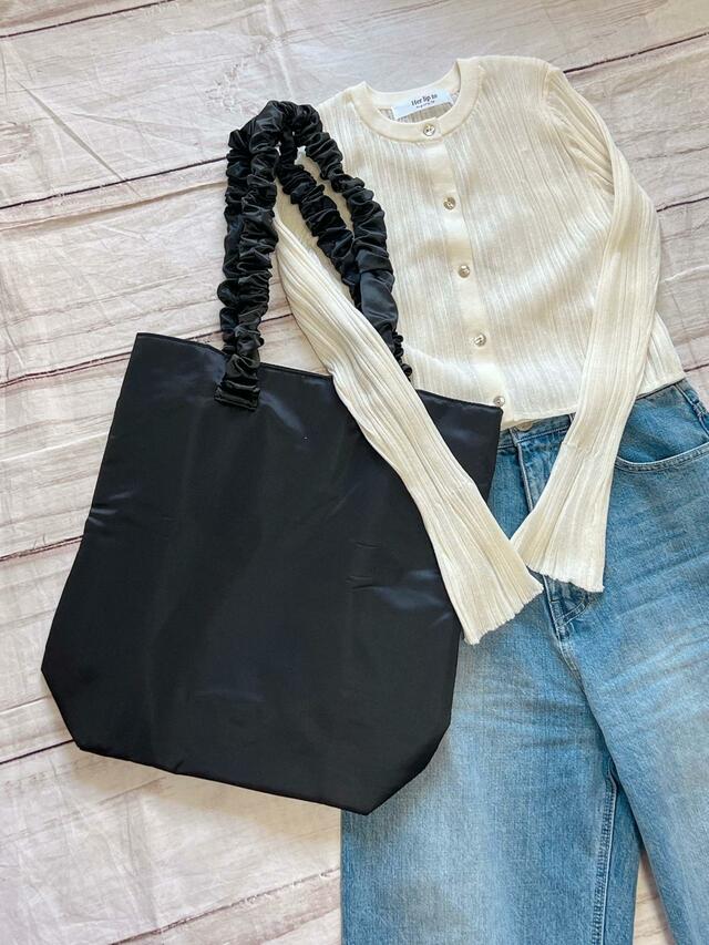 デイリー使いのカジュアルコーデにはリボンをとってシンプルなトートとして持つのも◎
