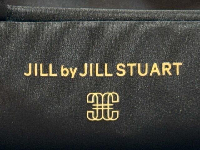 フロント上部にゴールドカラーの「JILL by JILL STUART」ロゴプリント入り