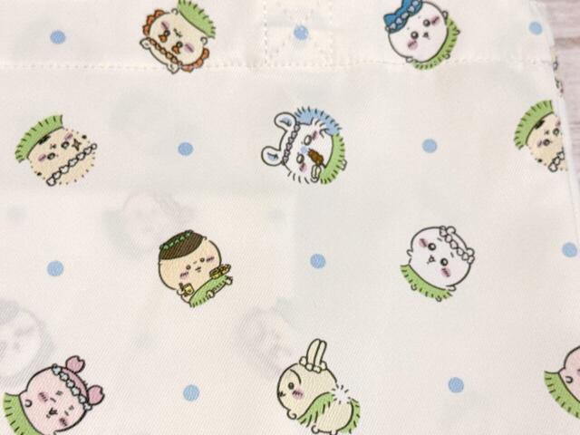 オフホワイトの生地にブルーのドットがさりげなくあしらわれているのもポイント!