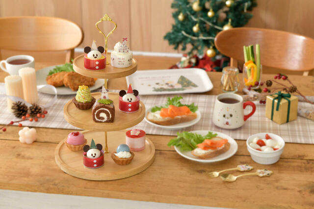 アソーテッド・ミニケーキ 4,000円｜東京ディズニーリゾート「ディズニー・クリスマス」スペシャルグッズ｜東京ディズニーリゾート・フローズンセレクション｜販売場所：東京ディズニーリゾート・アプリ｜発売日：2024年11月8日（金）