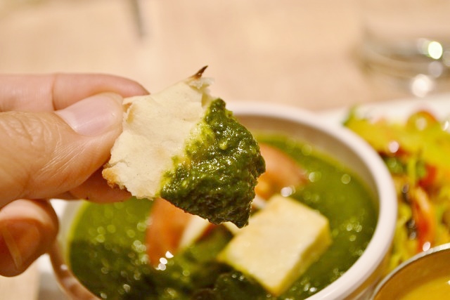 パニールも入った栄養たっぷりの「ほうれん草カレー」