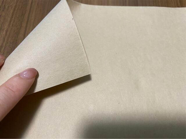 【カインズ紙のまな板シート】裏面に滑りにくい加工がされています